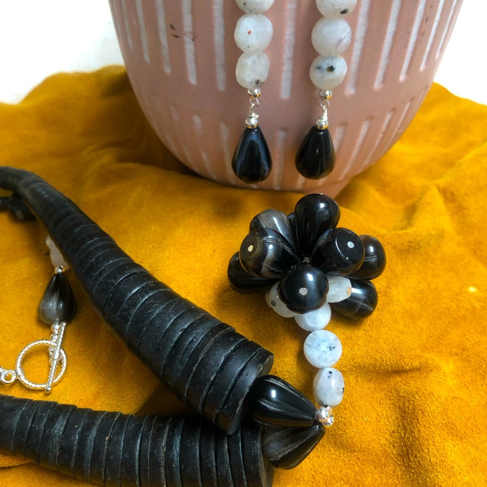Necklace and earrings in black and white